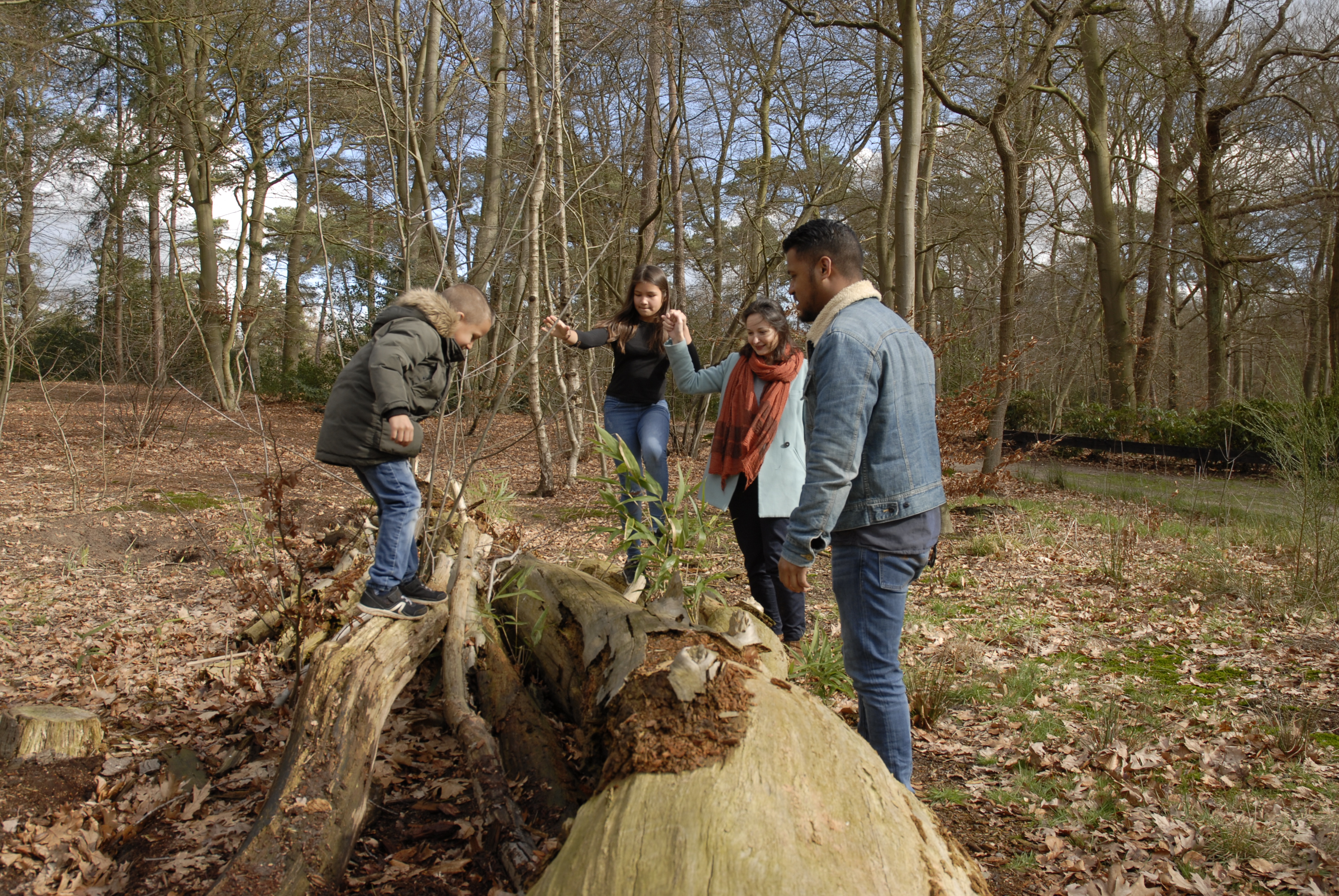 Familie in het bos