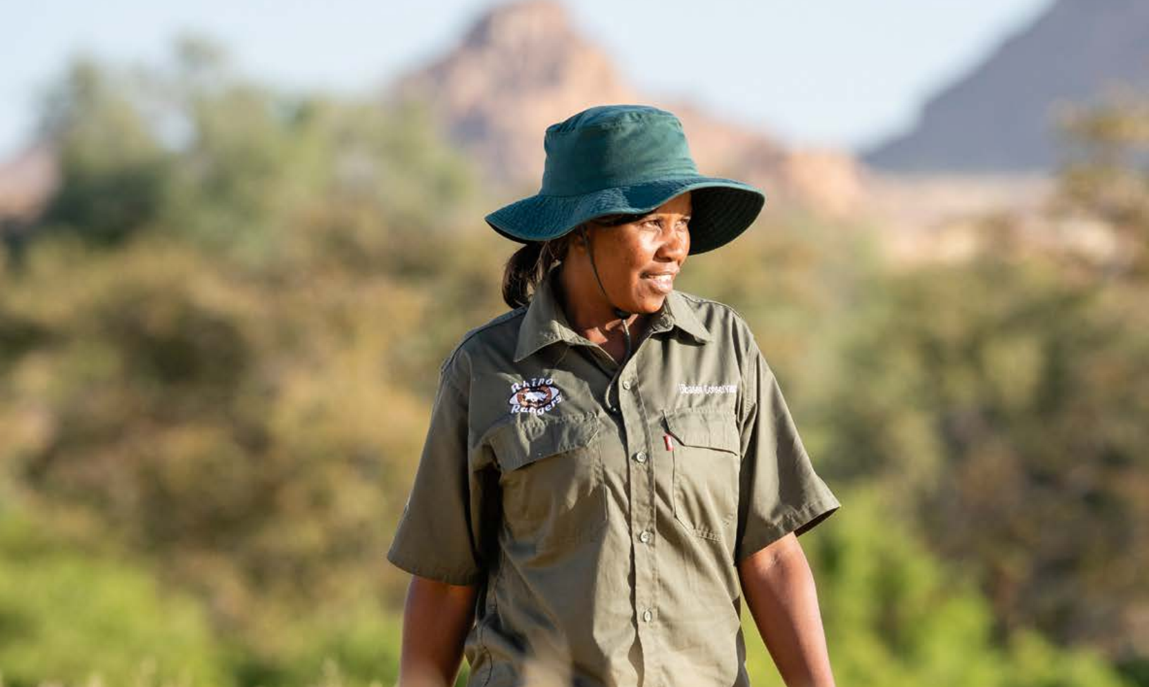 Women with rangerhat looking away from the camera