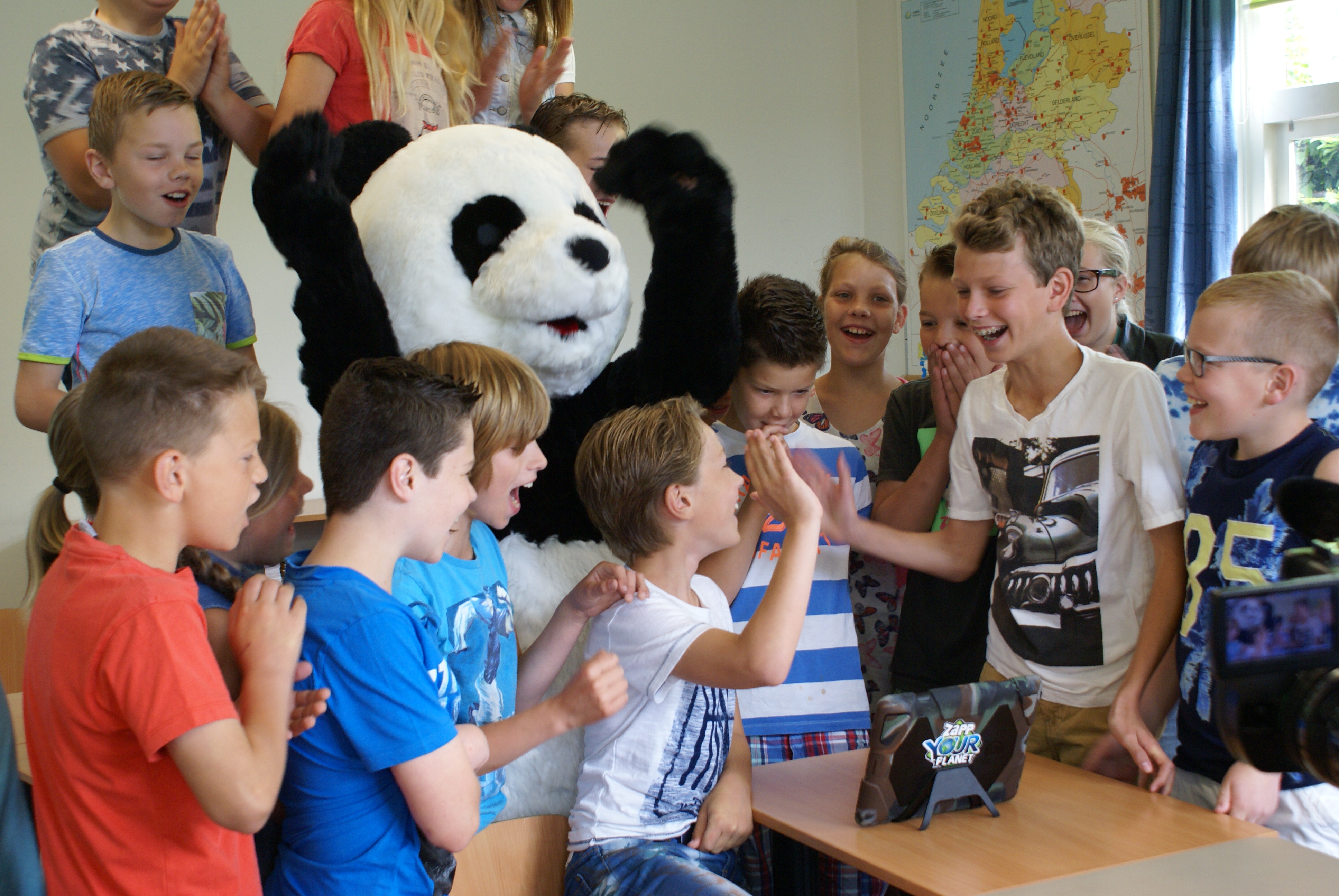 lachende kinderen met WWF panda