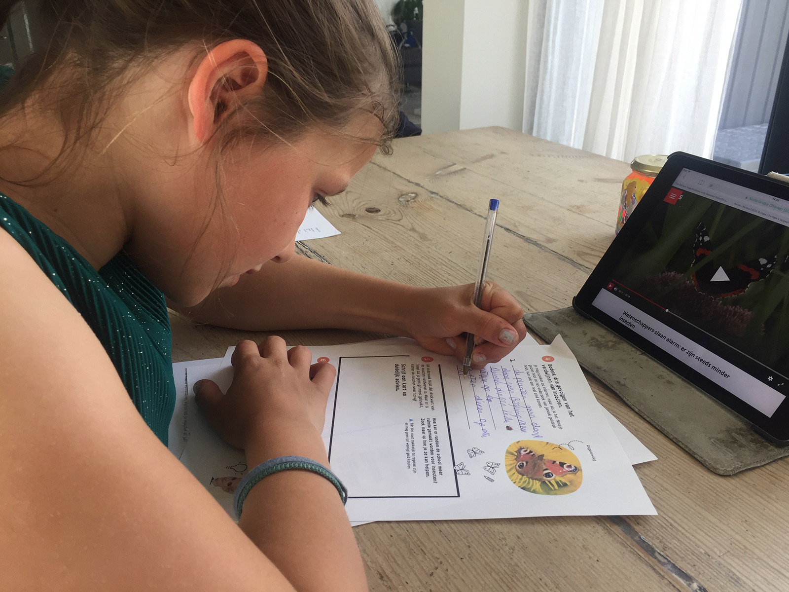 Een kind is bezig met toekomstkunde