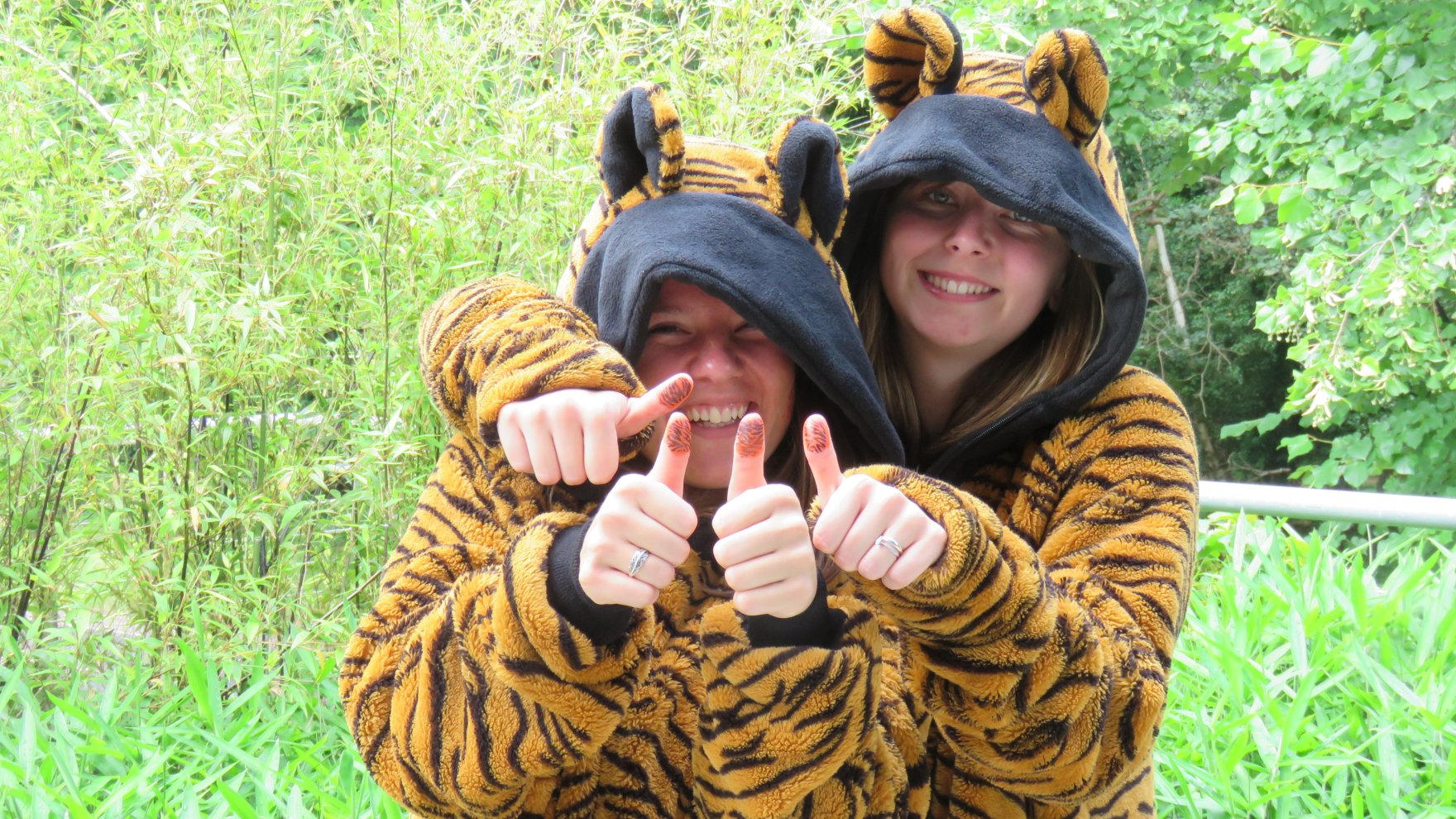 Twee meisjes in tijgerpak