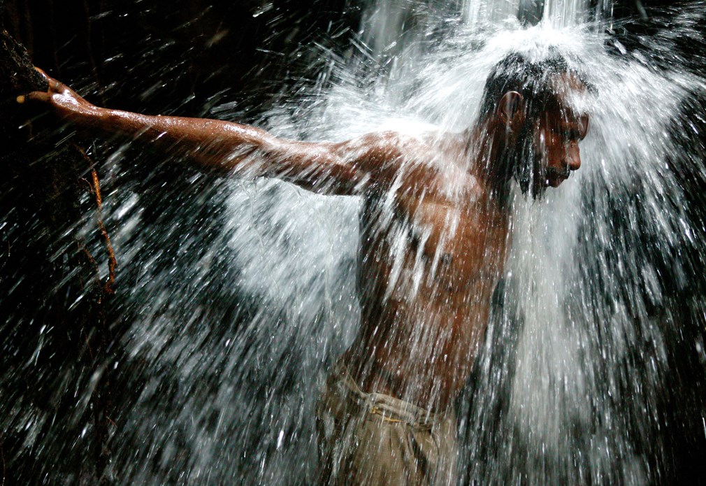 man onder waterval